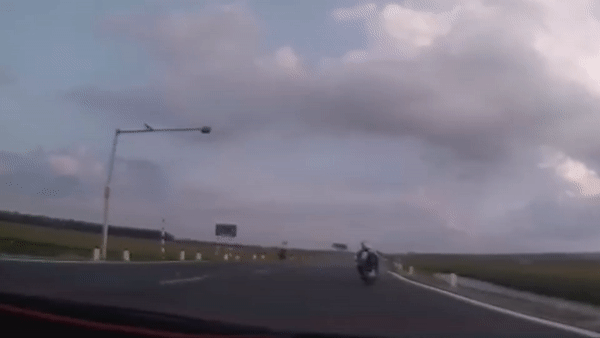 Xe may chuyen huong suyt bi oto dam hinh anh