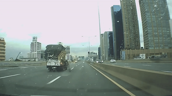 Xe tai bi no lop lat nghieng tren duong hinh anh