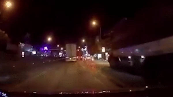 Xe may huc duoi oto dau keo, 2 nguoi bi thuong hinh anh