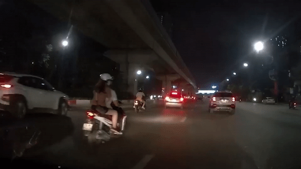 2 nguoi nga sap xuong duong sau cu tong cua oto hinh anh