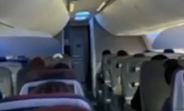 Nu tiep vien tam biet hanh khach sau khi bi sa thai vi dich Covid-19 hinh anh