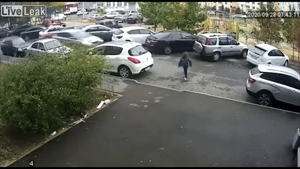 Cau be 9 tuoi bi oto huc vang khi bang qua duong o Nga hinh anh