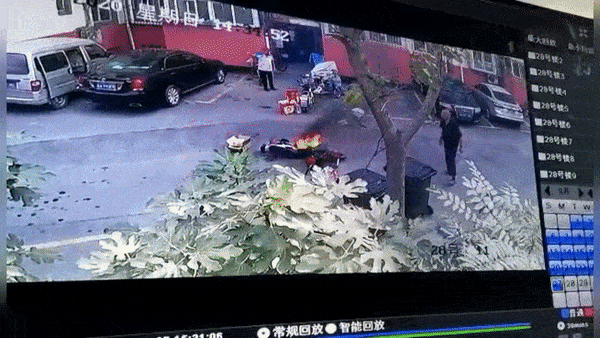 Xe may bat ngo boc chay o Trung Quoc hinh anh