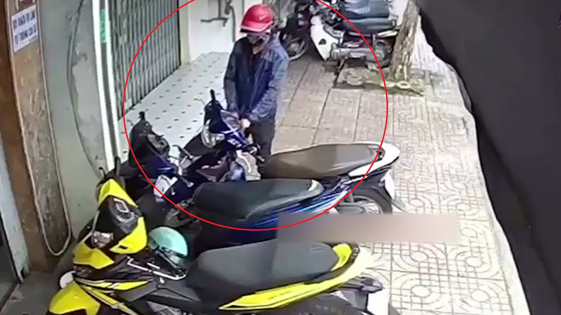 Trom be khoa xe may dung o via he TP.HCM hinh anh