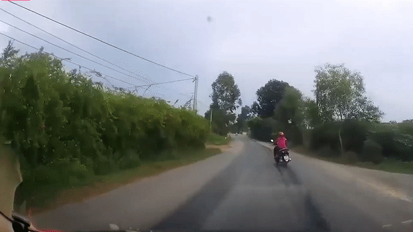 Xe may re au bi oto dam vang hinh anh