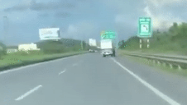 Xe tai chay lao dao dam mop duoi oto hinh anh