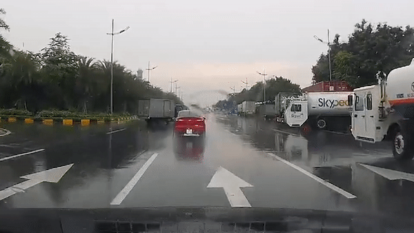 Oto dam vao xe tai o Ha Noi hinh anh