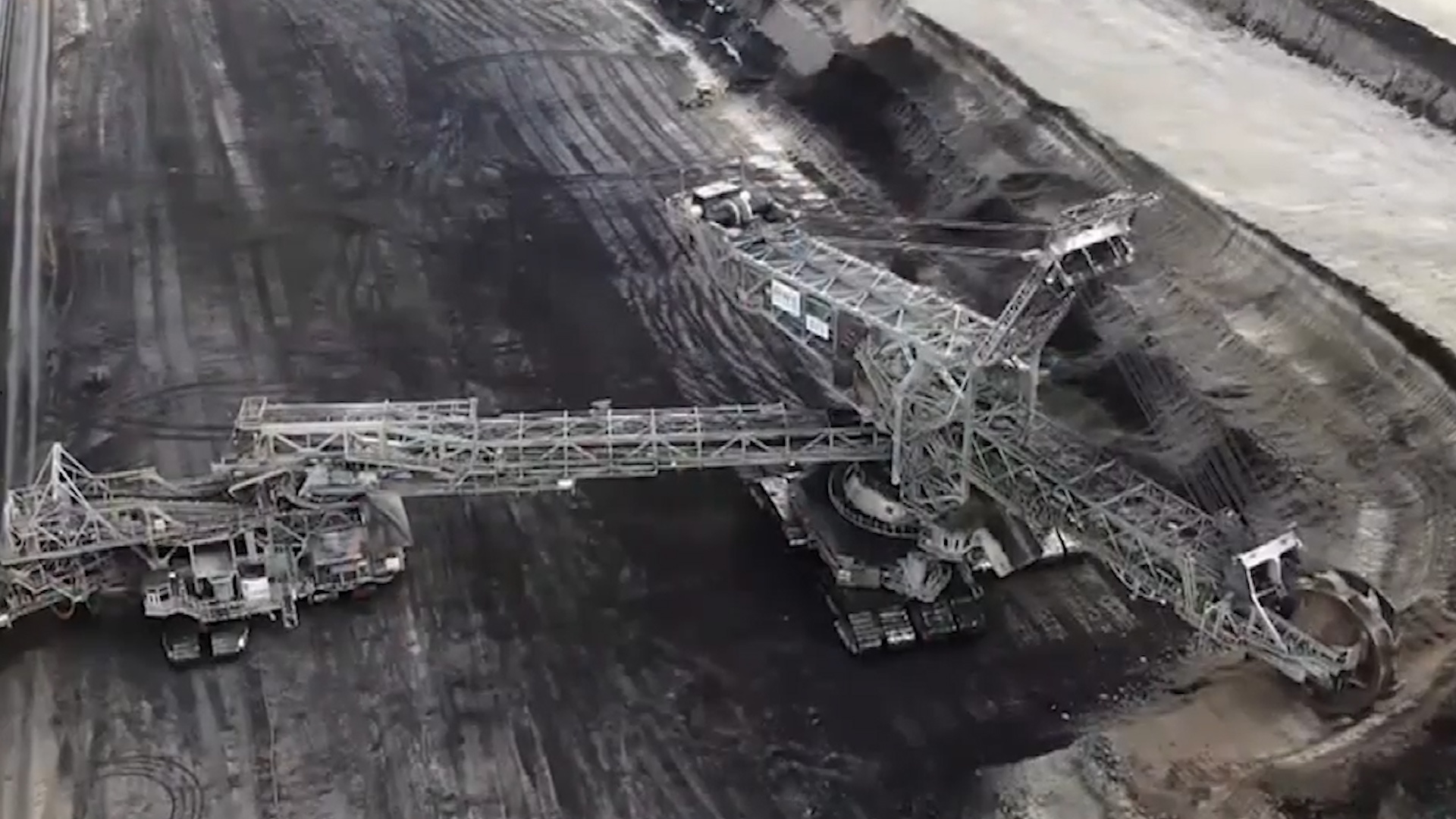 Chiec xe khong lo nang 4.000 tan duoc ban dau gia hinh anh