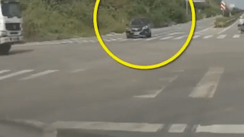 Oto lao nhanh qua nga tu gay tai nan tai Trung Quoc hinh anh