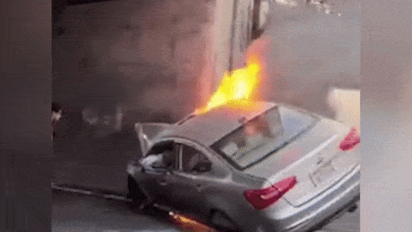 Oto boc chay sau khi tong vao gam cau o My hinh anh