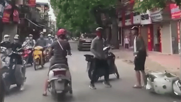 Hai tai xe danh nhau sau va cham giao thong hinh anh