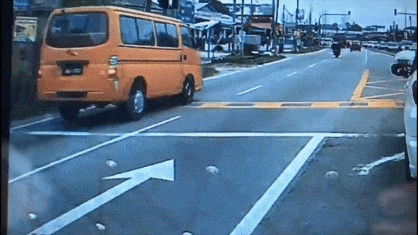 Thanh nien di xe may gap nan vi co lach qua 2 oto hinh anh