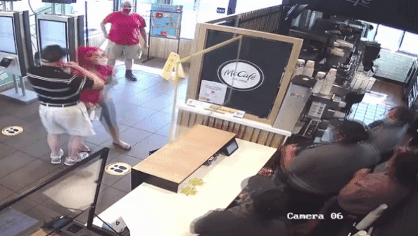 Nu khach dap pha quan vi nhan vien giao sai phan an hinh anh