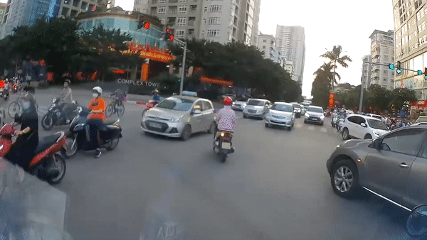 Oto re au dam nga xe may o Ha Noi hinh anh