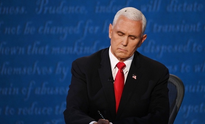 Ruoi dau tren toc ong Pence giua cuoc tranh luan hinh anh