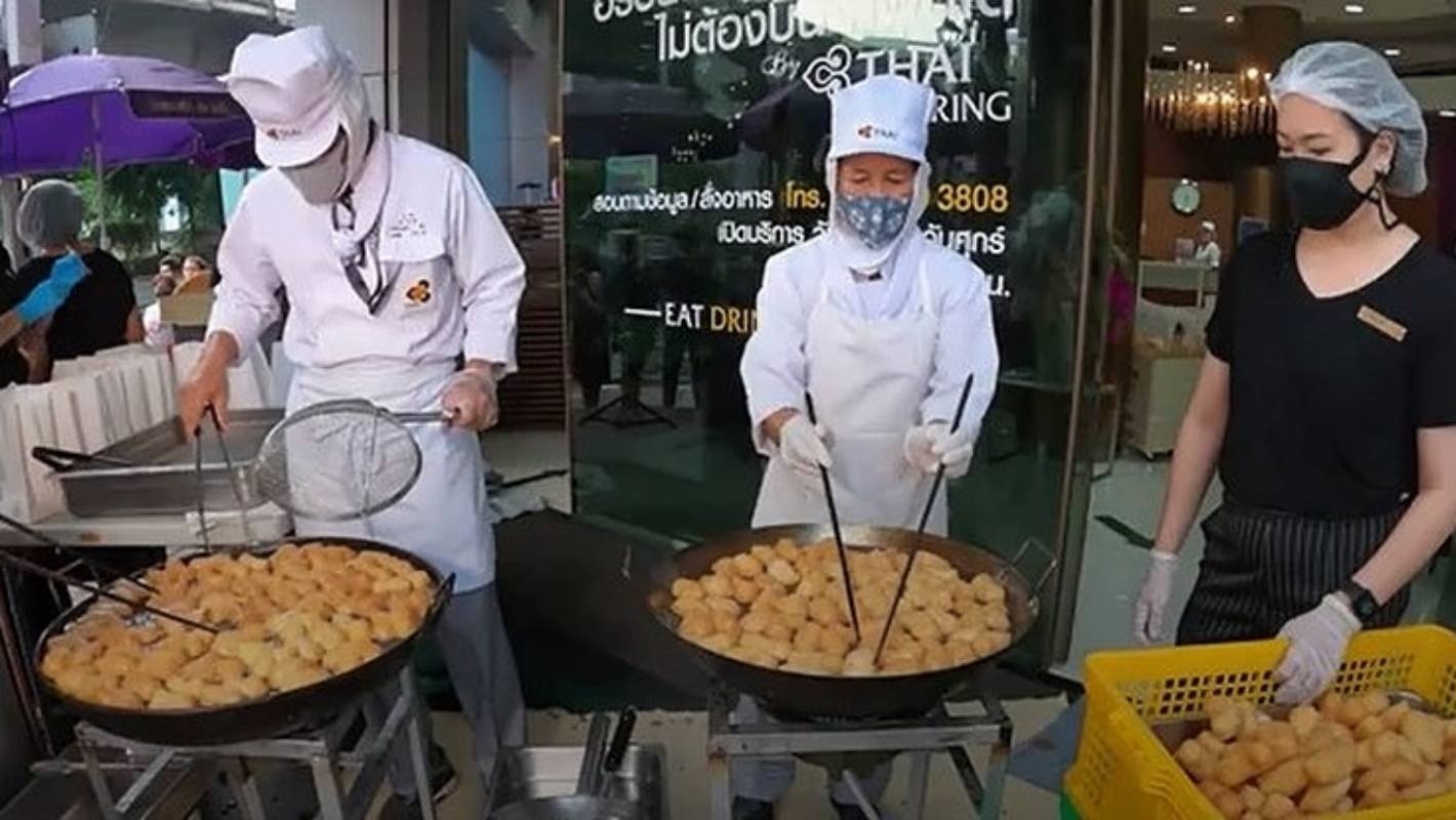 Thai Airways ban thuc an duong pho hinh anh