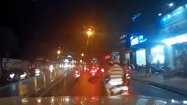 Tai xe xe may bat ngo nga truoc dau oto hinh anh