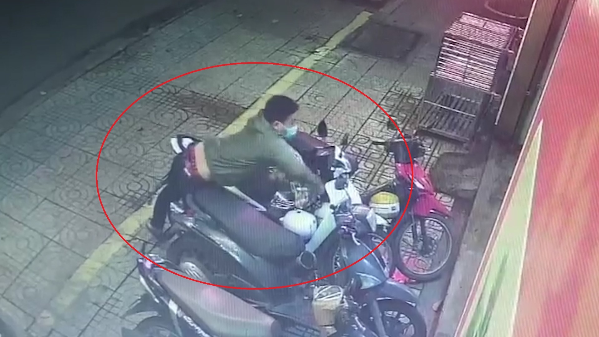 Ke trom be khoa xe may trong 15 giay hinh anh