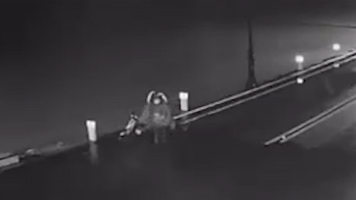 Thanh nien nhay mua truoc camera o Hue hinh anh