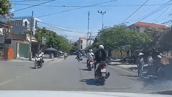 Tai xe xe may phanh gap nga truoc dau oto hinh anh