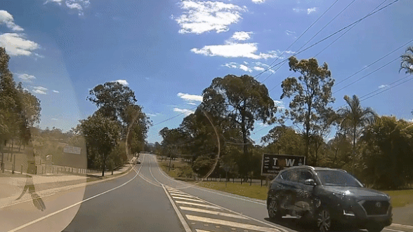 Xe di nguoc chieu dam vao oto dang re phai hinh anh