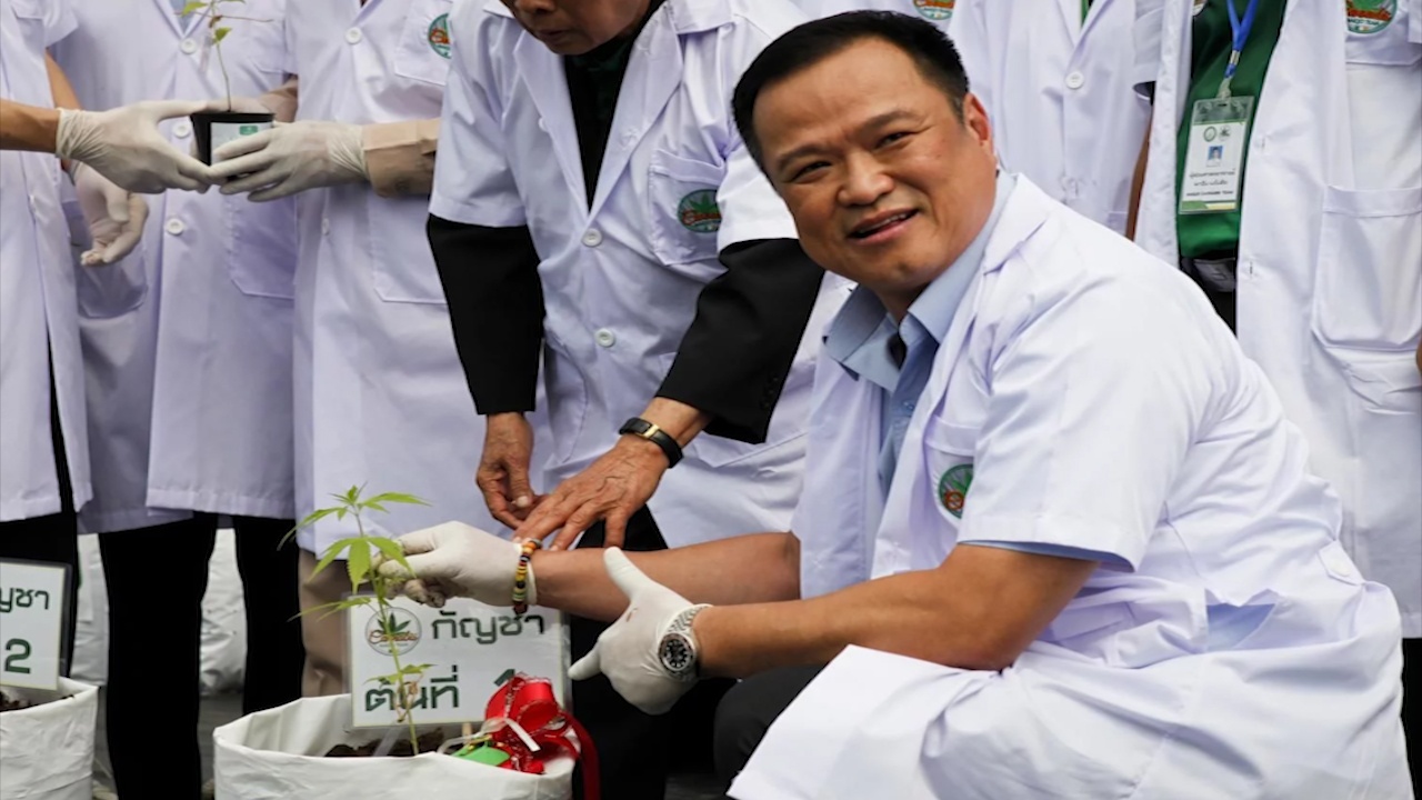 Bo truong Y te Thai Lan trong can sa trong chuyen tham nha kinh hinh anh