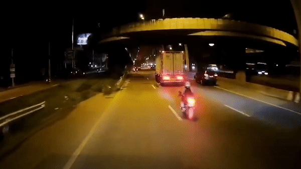 Xe may gap nan vi dam vao khuc go hinh anh