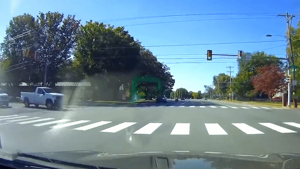 Oto vuot den do suyt tong vao xe may hinh anh