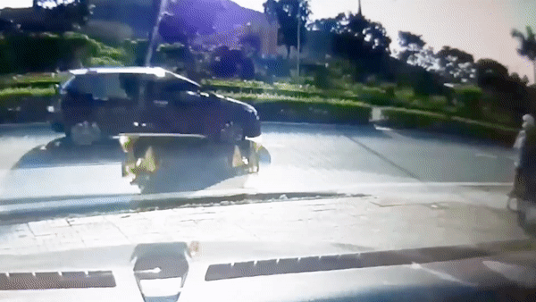 Oto phanh gap giua duong gay tai nan cho xe may hinh anh