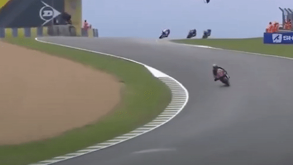 Moto mat lai khien tay dua vang len khong trung hinh anh