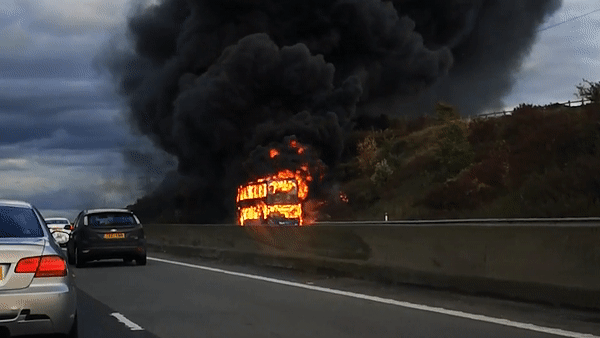 Xe buyt 2 tang chay rui tren duong cao toc hinh anh