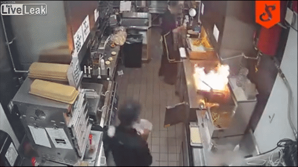 Do nuoc dap lua, nhan vien khien bep phut lua du doi hon hinh anh