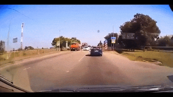 Xe tai thieu quan sat huc bay oto tai Anh hinh anh