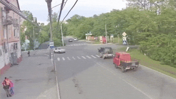 Vao cua o toc do cao, oto tong do cot dien tai Nga hinh anh