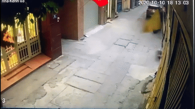 Xe may lao vao cua cuon, nu tai xe bi hat vang hinh anh