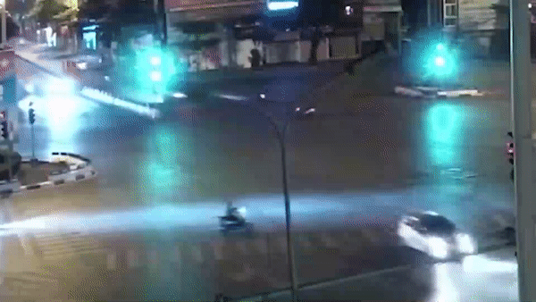 Xe may cho 4 nguoi tong oto giua giao lo hinh anh