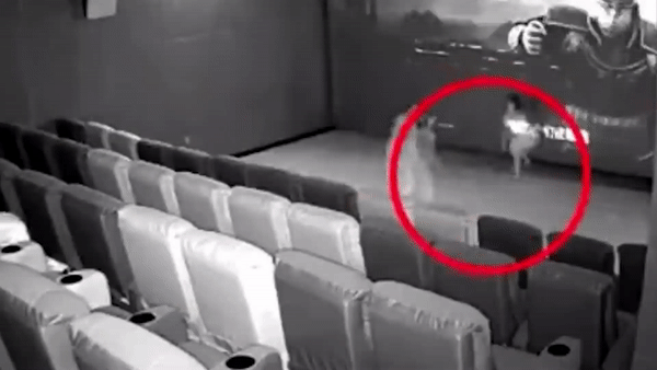 Be gai da vao man hinh rap phim o Trung Quoc hinh anh