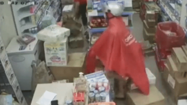 Nguoi phu nu lay trom thung sua roi giau vao ao mua hinh anh