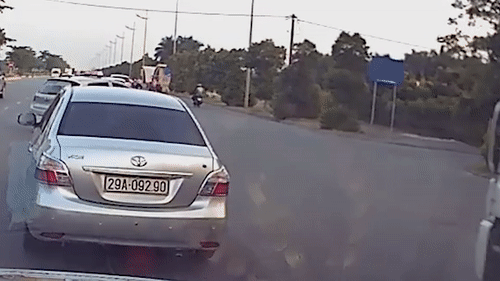 Taxi qua duong suyt va cham voi xe container hinh anh