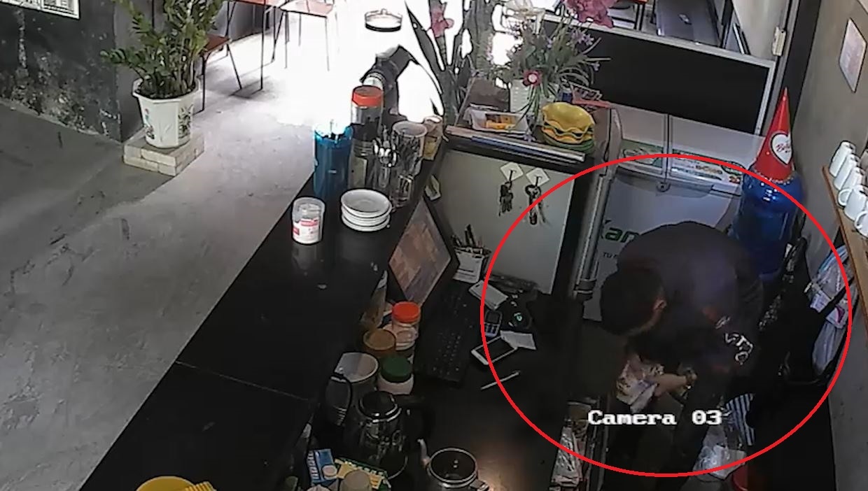 Ten trom len vao quan lay cap tien hinh anh