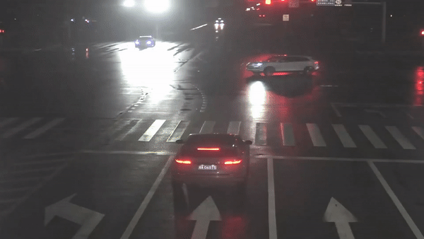 Tai xe Audi R8 dam lat Porsche Cayenne tai Trung Quoc hinh anh