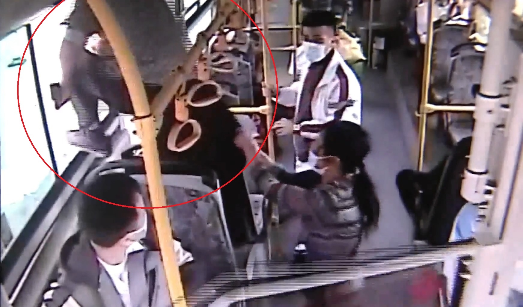 Nguoi dan ong an cap tien tren xe buyt o Trung Quoc hinh anh