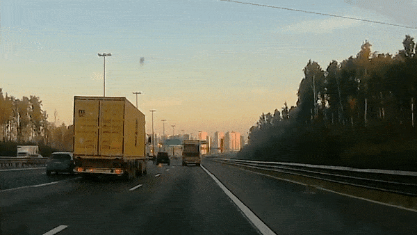 Xe tai dam trung oto bi hong giua duong o Nga hinh anh