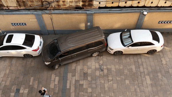 Tai xe lai oto thoat khoi cho do cuc chat hep hinh anh