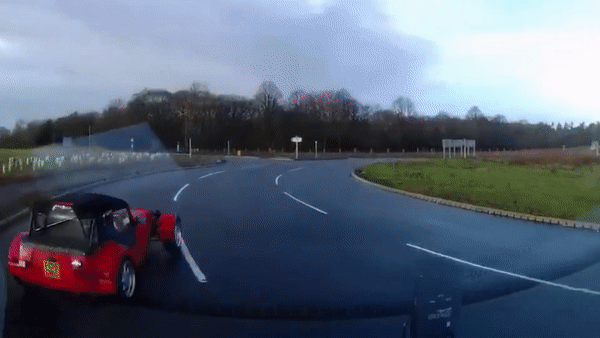 Oto mat kiem soat xoay vong tren cao toc hinh anh