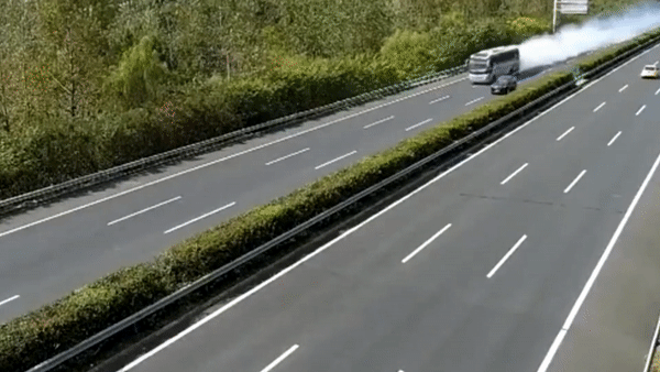 Xe khach boc chay khi dang chay tren cao toc hinh anh