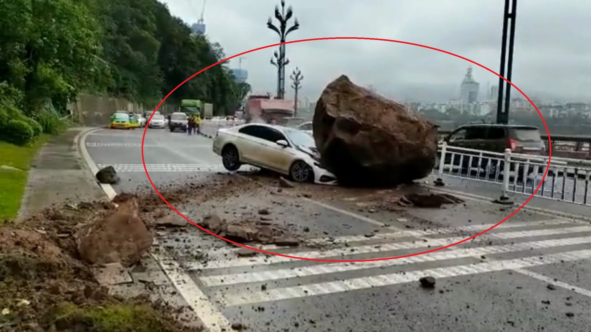 Tang da roi tu tren nui de bep dau oto o Trung Quoc hinh anh