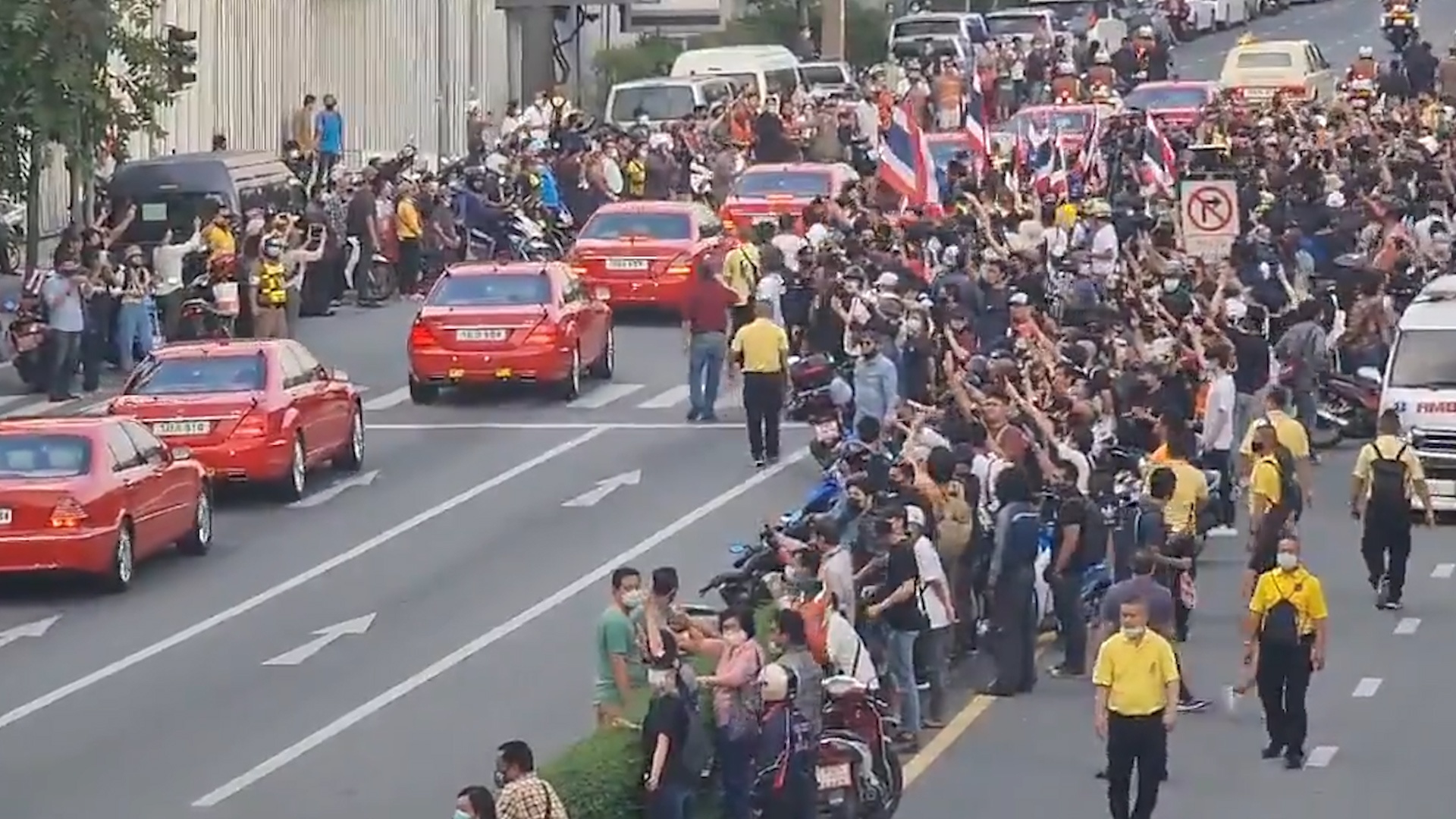 Doan xe hoang hau Thai Lan di ngang qua doan bieu tinh hinh anh