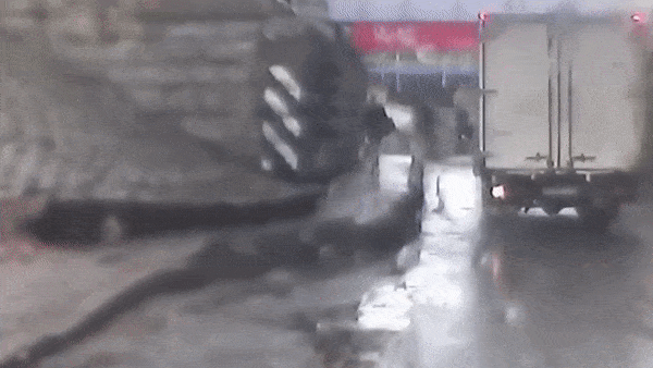 Xe tai va cham voi gam cau vuot o Nga hinh anh