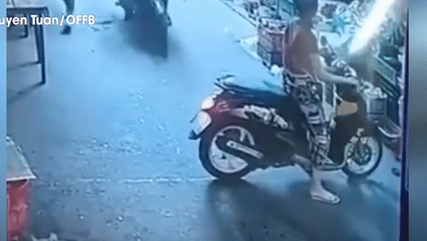 Co gai bi huc nga khi dung xe giua duong hinh anh